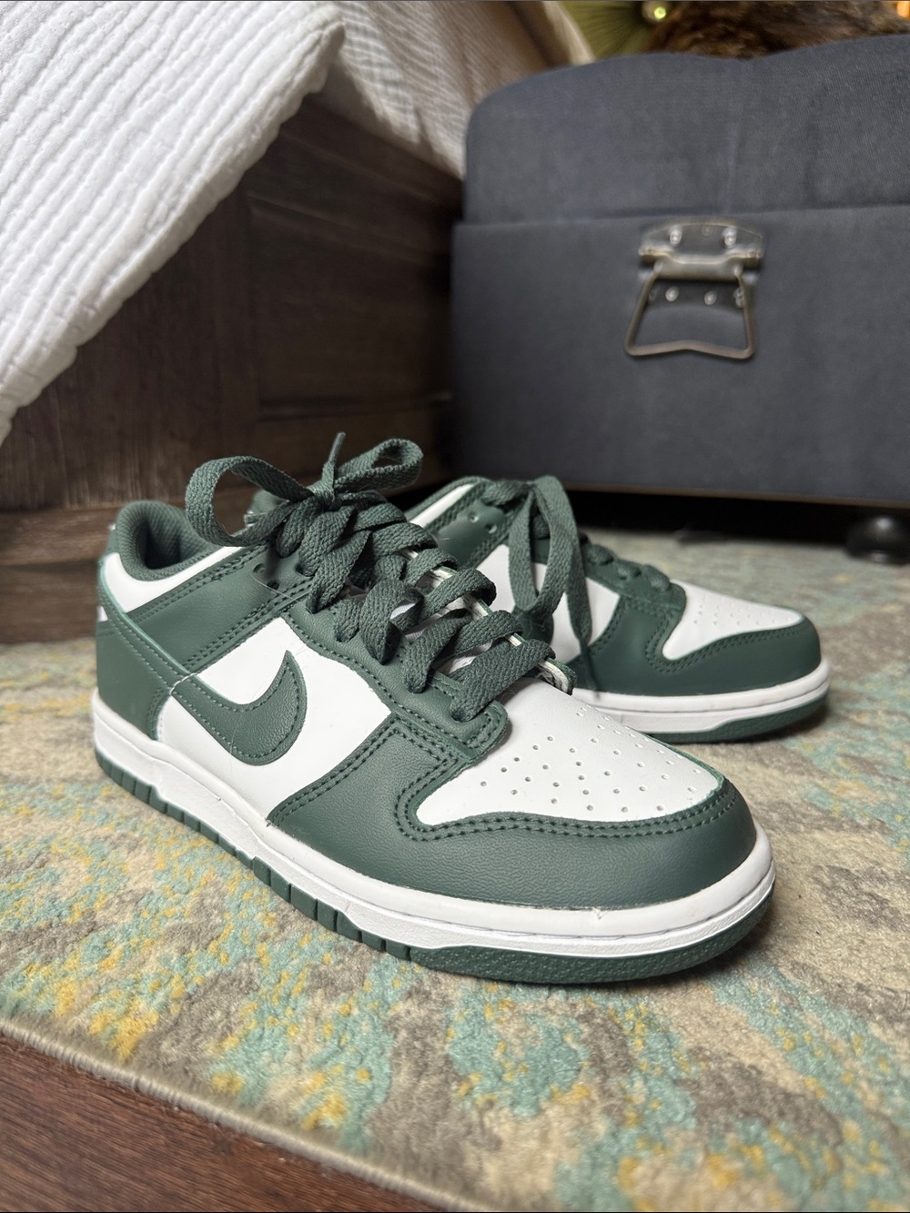 Nike Kids Low-Top Sneakers in White & Forest Green - Picture 2 of 4